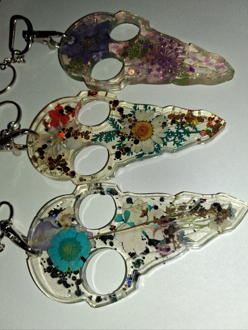 Natural Pressed Flower Resin Crow Skull Shaped Safety Keychain